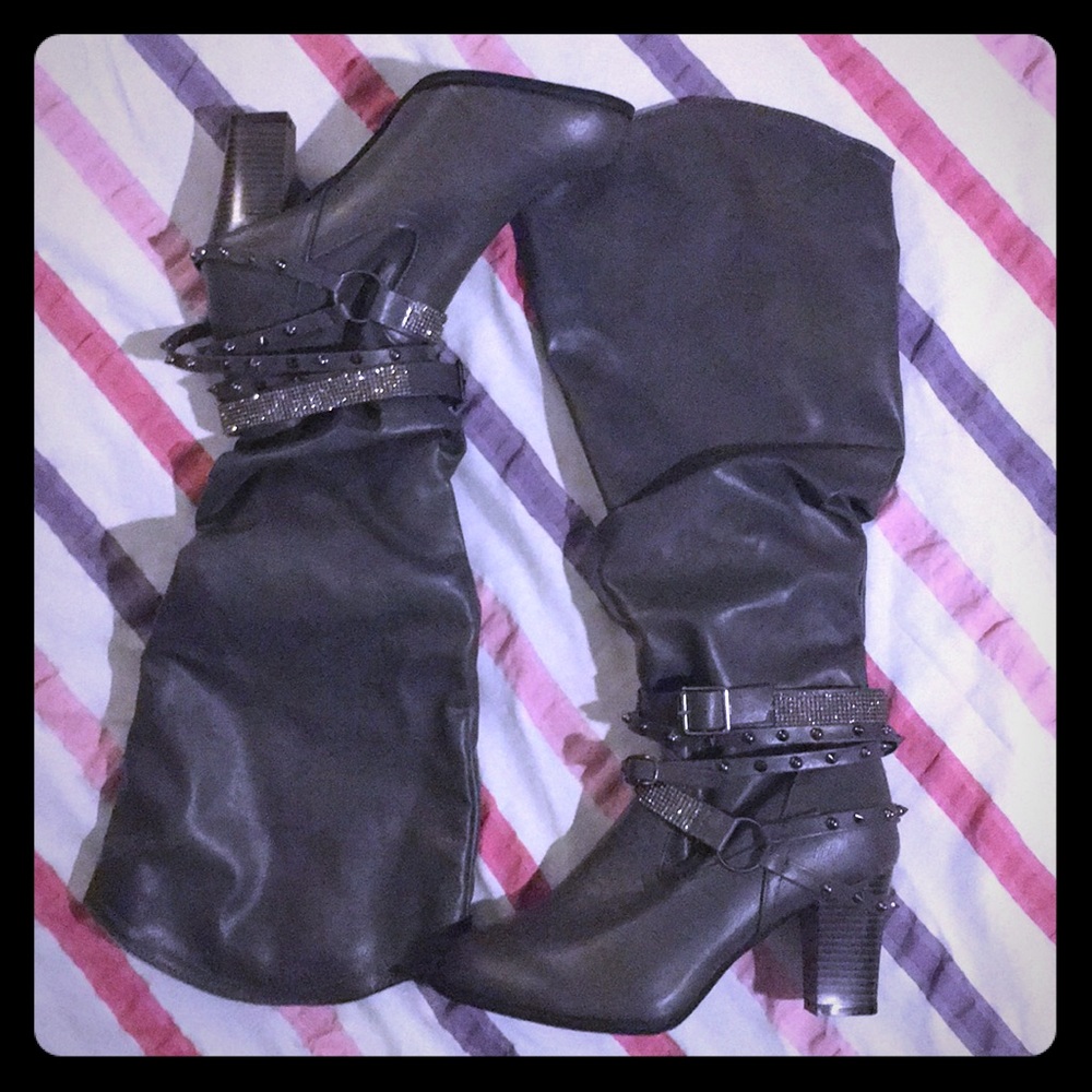 Beautiful Grey bling leather boots